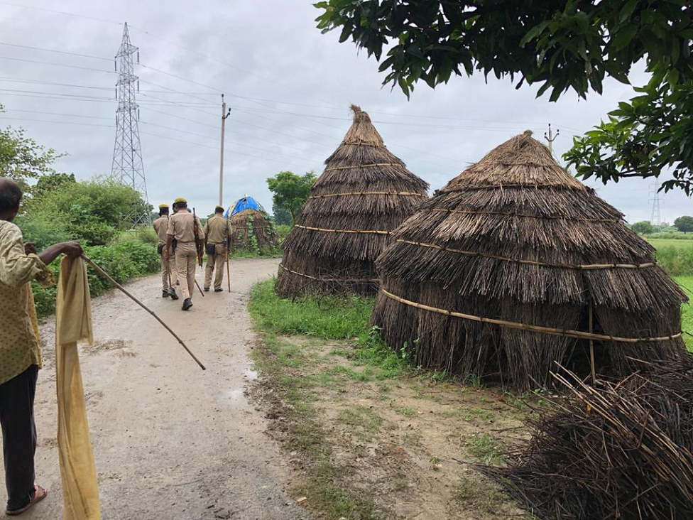 प्रयागराज ज़िले का कठौली कंचनवा गांव में किसी अप्रिय घटना से बचने के लिए पुलिस की तैनाती कर दी गई है प्रयागराज ज़िले का कठौली कंचनवा गांव में किसी अप्रिय घटना से बचने के लिए पुलिस की तैनाती कर दी गई है