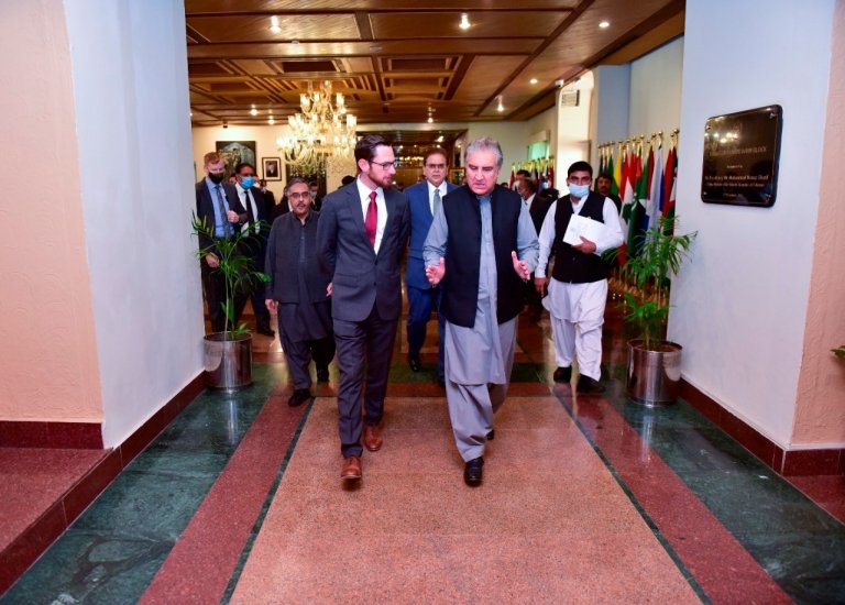 अमेरिका के विशेष दूत थॉमस वेस्ट के साथ पाकिस्तान के विदेश मंत्री (फ़ाइल फ़ोटो) अमेरिका के विशेष दूत थॉमस वेस्ट के साथ पाकिस्तान के विदेश मंत्री (फ़ाइल फ़ोटो)