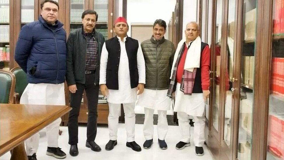 अखिलेश के बाएं खड़े हैं इमरान मसूद अखिलेश के बाएं खड़े हैं इमरान मसूद