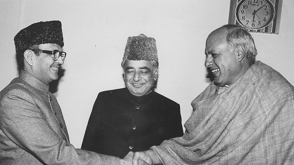 दिसंबर 1989 में वीपी सिंह, फ़ारुक़ अब्दुल्ला और मुफ़्ती मोहम्मद सईद एक मीटिंग के बाद दिसंबर 1989 में वीपी सिंह, फ़ारुक़ अब्दुल्ला और मुफ़्ती मोहम्मद सईद एक मीटिंग के बाद