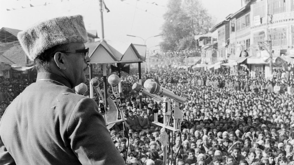 साल 1988 में कश्मीर में चुनाव प्रचार करते हुए वीपी सिंह साल 1988 में कश्मीर में चुनाव प्रचार करते हुए वीपी सिंह