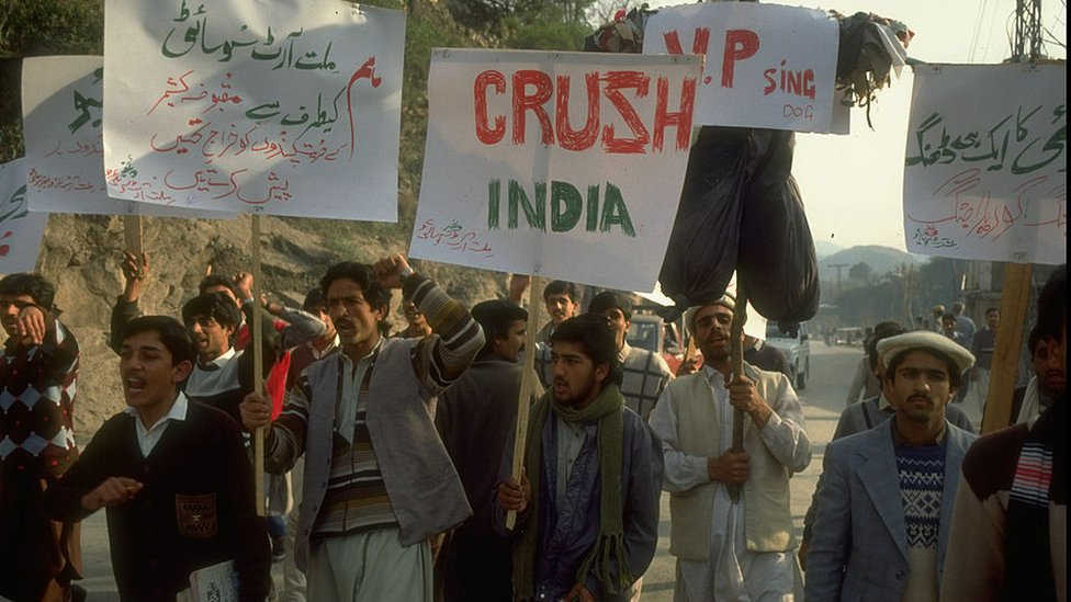 कश्मीर में 25 जनवरी 1990 को निकाले जा रहे जुलूस की तस्वीर कश्मीर में 25 जनवरी 1990 को निकाले जा रहे जुलूस की तस्वीर