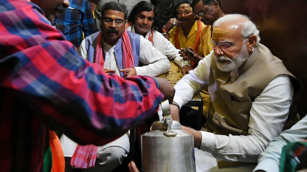 बनारस में चाय पीते हुए पीएम मोदी बनारस में चाय पीते हुए पीएम मोदी