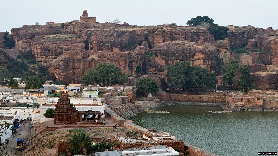कहा जाता है कि पल्लव राजा नरसिंह वर्मन-प्रथम ने चालुक्य राजधानी वातापी (बादामी) से गणेश प्रतिमा लूटी थी. कहा जाता है कि पल्लव राजा नरसिंह वर्मन-प्रथम ने चालुक्य राजधानी वातापी (बादामी) से गणेश प्रतिमा लूटी थी.