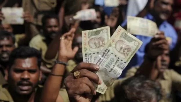नोटबंदी के समय लोग नोट बदलने के लिए कतारों में लगे थे नोटबंदी के समय लोग नोट बदलने के लिए कतारों में लगे थे