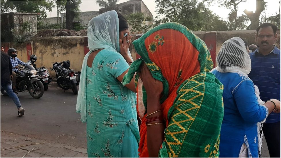 शोकाकुल परिजन शोकाकुल परिजन