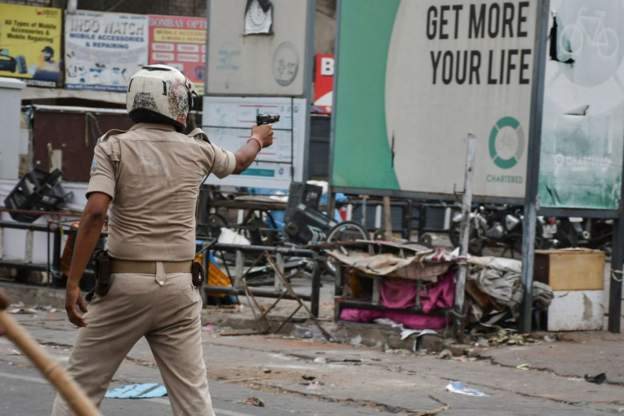 रांची में विरोध प्रदर्शन के दौरान गोली चलाता पुलिसकर्मी रांची में विरोध प्रदर्शन के दौरान गोली चलाता पुलिसकर्मी