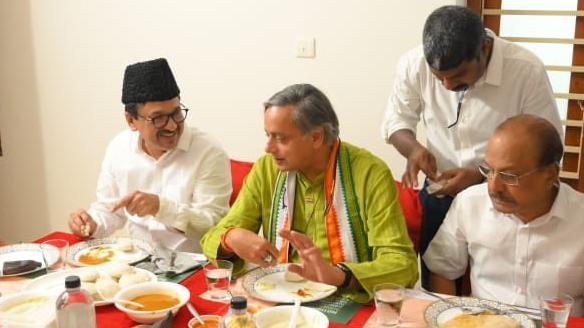 आईयूएमएल के राज्य अध्यक्ष पनक्कल सादिक अली साहिब थांगल के साथ शशि थरूर आईयूएमएल के राज्य अध्यक्ष पनक्कल सादिक अली साहिब थांगल के साथ शशि थरूर