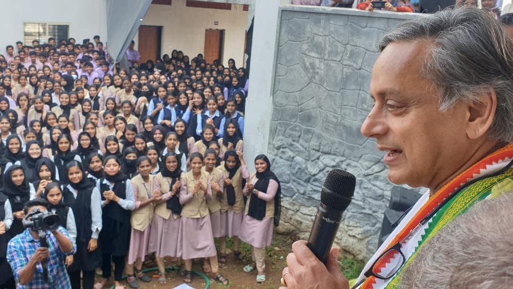 कांग्रेस नेता शशि थरूर कांग्रेस नेता शशि थरूर